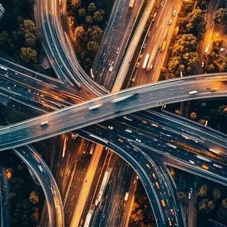 Veduta aerea di autostrade trafficate