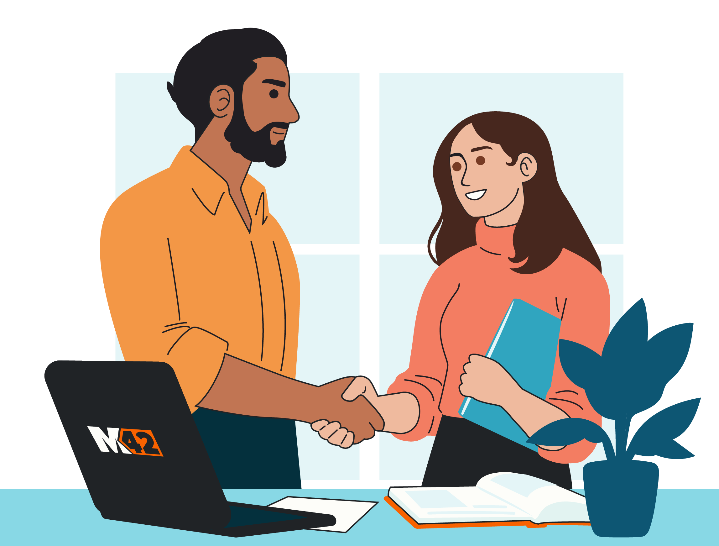 Due persone sono in piedi vicino a una scrivania e si stringono la mano. Una persona tiene una cartella. Sulla scrivania ci sono un laptop, un libro aperto e una pianta.