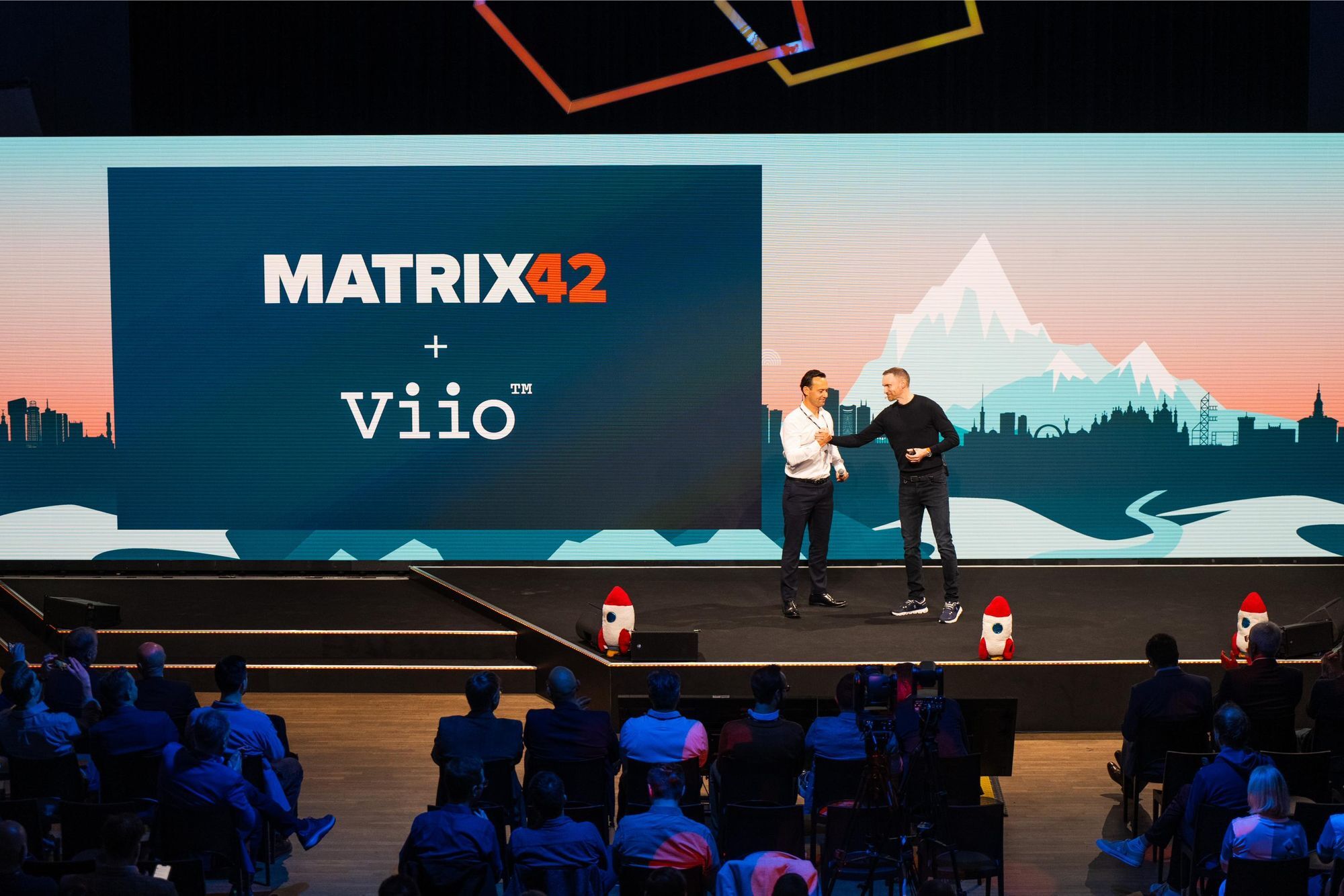 68df57ff3ebf9328987be3d9_Viio and Matrix42 CEOs live in stage at Digitalize and Automate 2025 (1)-p-2000
