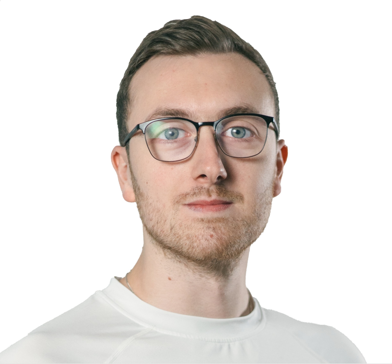 Portrait eines Mannes mit Brille vor einem hellen Hintergrund, der ein weißes Shirt trägt