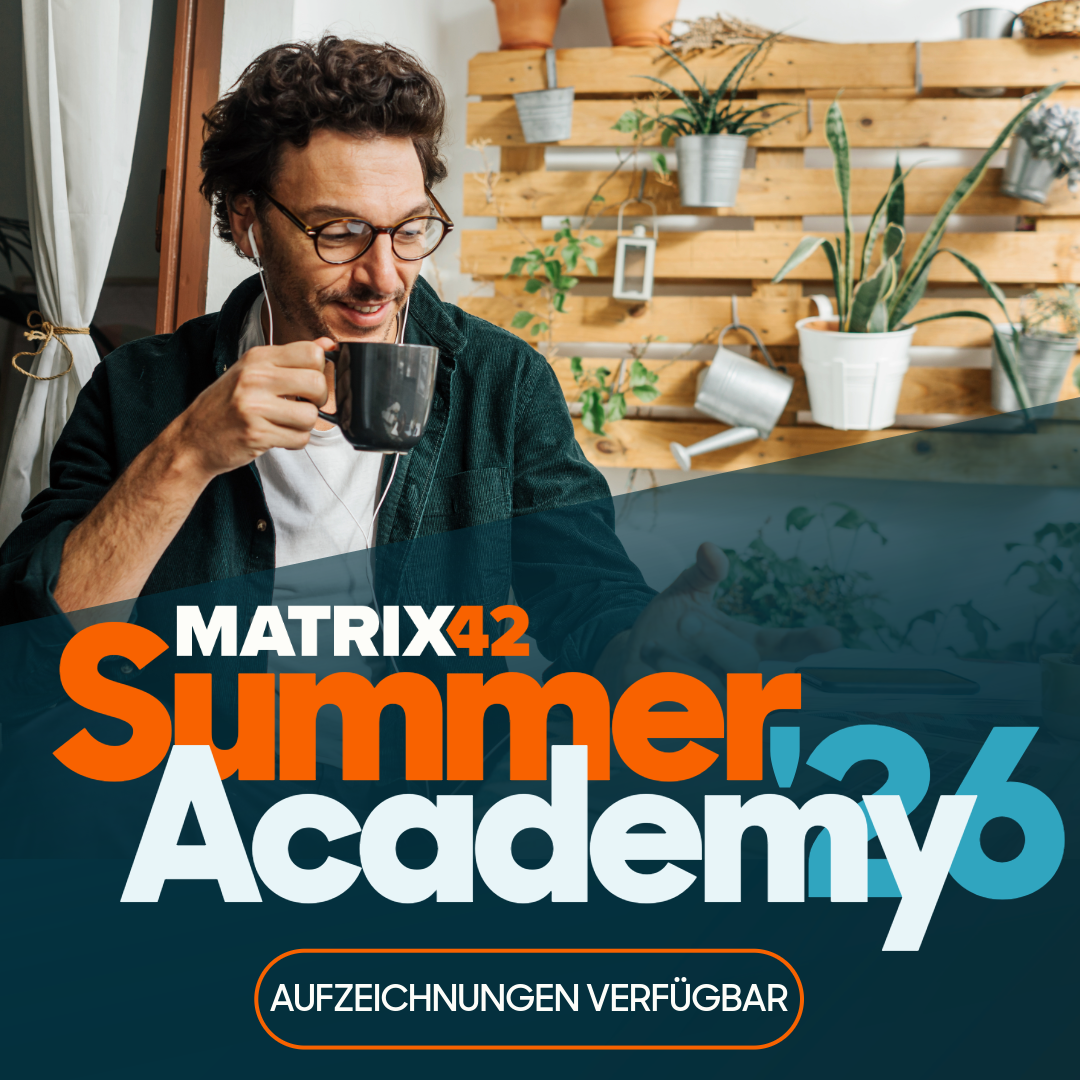 Werbegrafik für die Matrix42 Summer Academy 26. Eine Person sitzt an einem Schreibtisch und hält eine Tasse in der Hand; im Hintergrund sind Pflanzen und Holzregale zu sehen. Zu lesen sind unter anderem die Texte „AUFZEICHNUNG VERFÜGBAR“ und „MATRIX42 Summer Academy 26“.